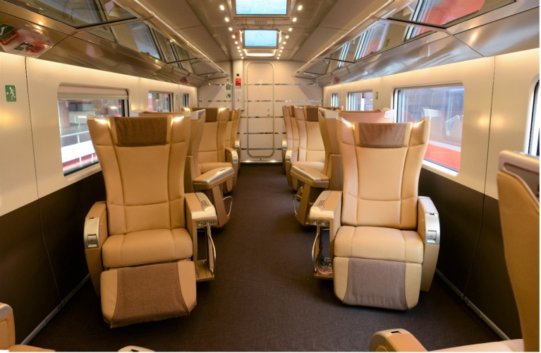 Interieur van de 1e klas van een Le Frecce-trein